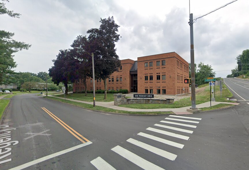 1 Regency Dr, Bloomfield, CT à louer - Aérien - Image 3 de 4