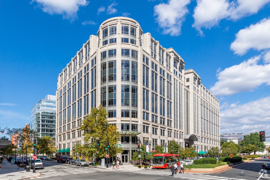 901 New York Ave NW, Washington, DC à louer - Photo du bâtiment - Image 2 de 6