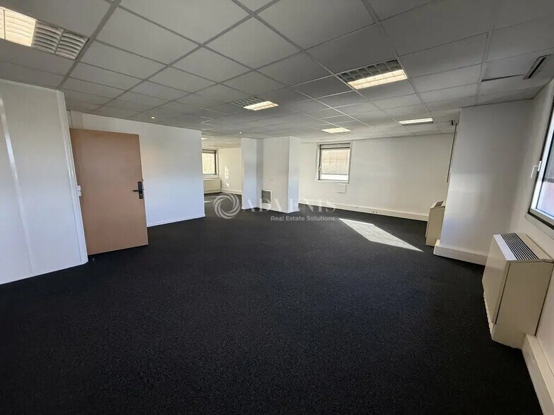 Office in Noisy-le-Grand for lease - Interior Photo - Image 3 of 11