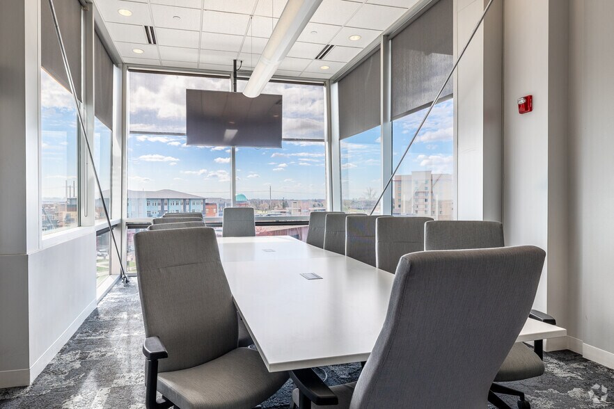 5550 Wild Rose Ln, West Des Moines, IA à louer - Photo du bâtiment - Image 1 de 40