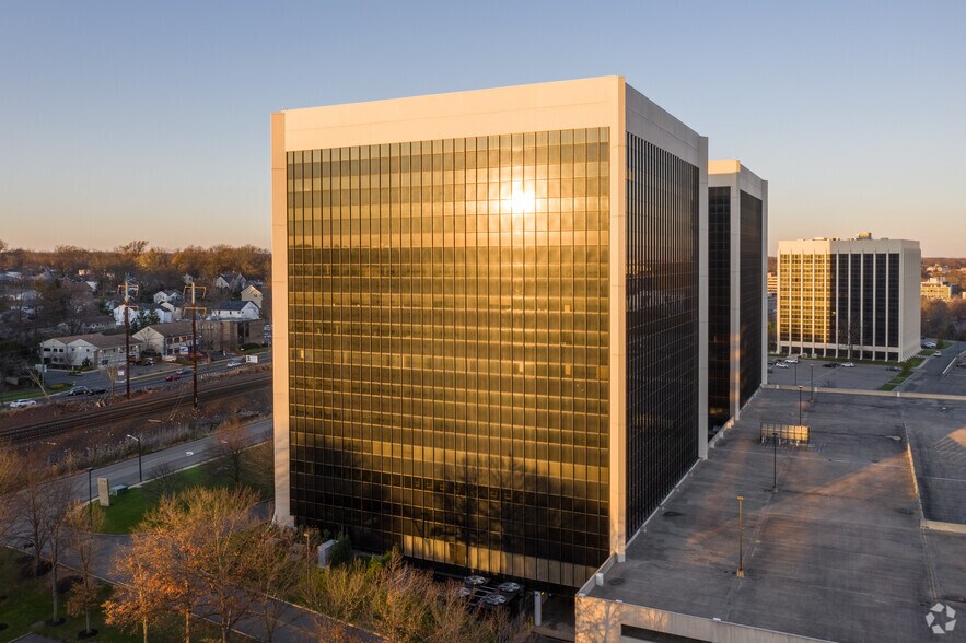 379 Thornall St, Edison, NJ à louer - Photo du bâtiment - Image 3 de 9