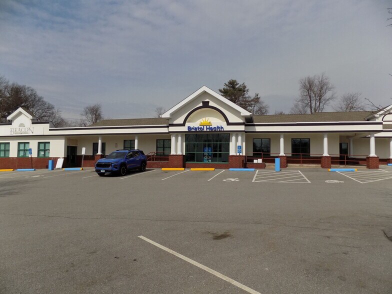 25 Collins Rd, Bristol, CT à vendre - Photo du bâtiment - Image 2 de 8