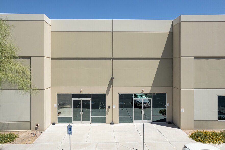1055 N 71st Ave, Phoenix, AZ à louer - Photo du bâtiment - Image 2 de 8