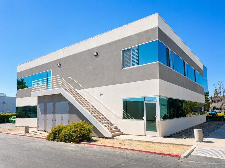 9565 Waples St, San Diego, CA à louer - Photo du bâtiment - Image 3 de 6
