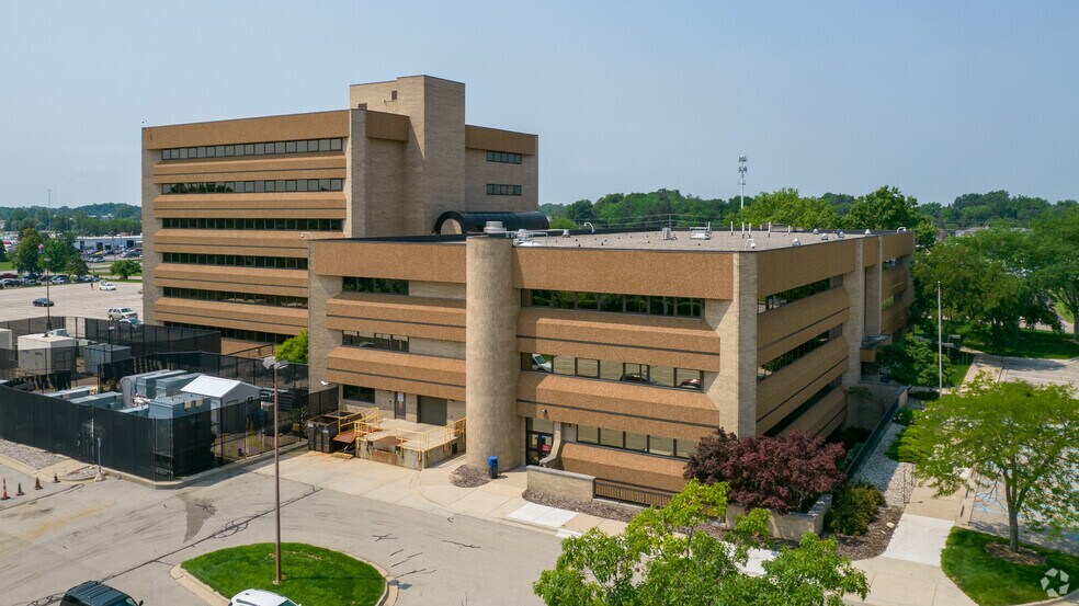 5913 Executive Dr, Lansing, MI à louer - Photo du bâtiment - Image 3 de 5