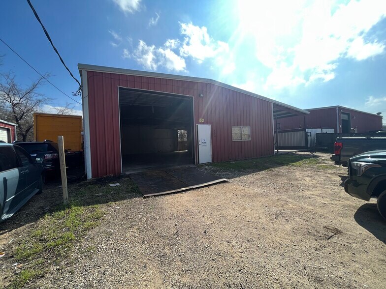 104 Industrial Dr, Kennedale, TX à vendre - Photo du bâtiment - Image 3 de 12