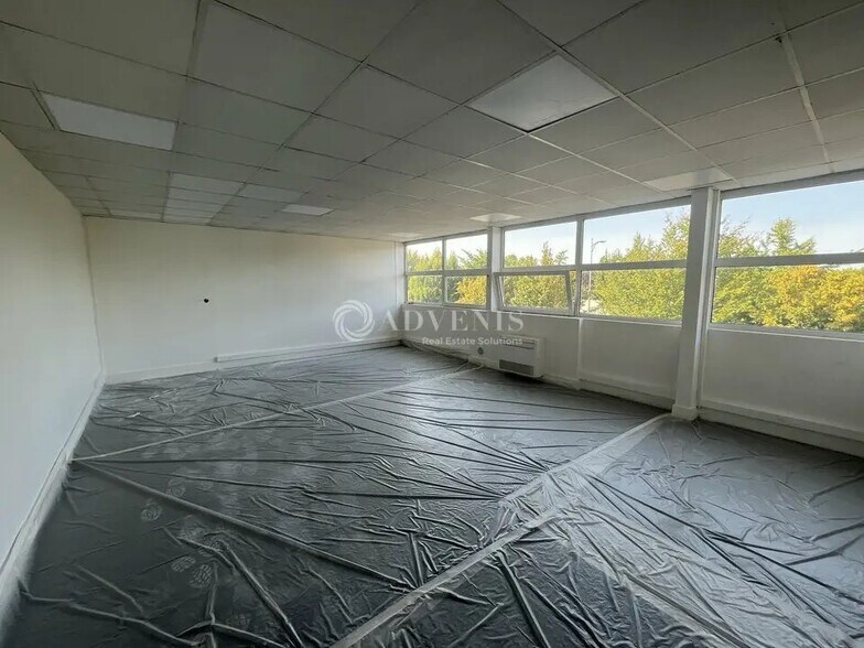 Flex dans Bondy à louer - Photo du bâtiment - Image 3 de 10