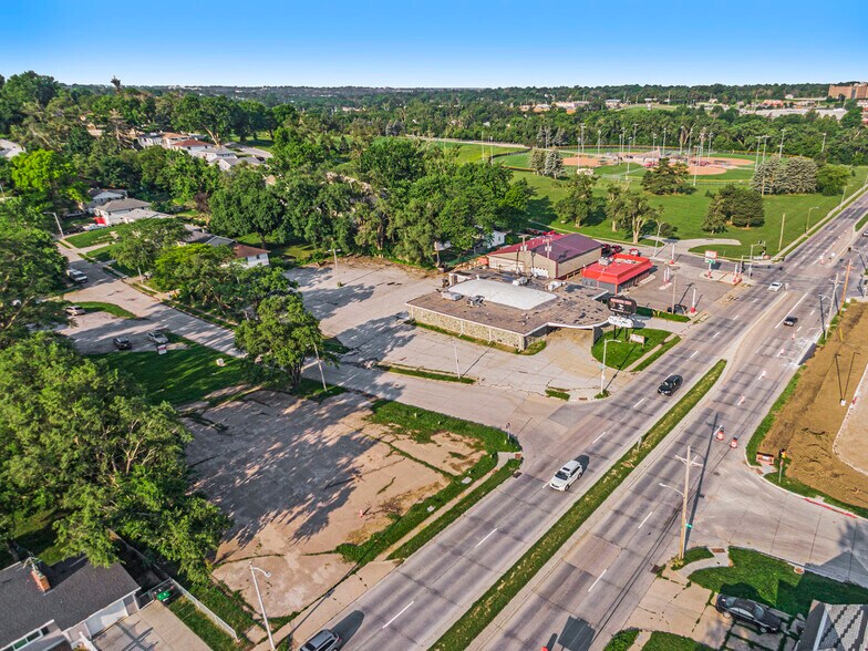 6553 Ames Ave, Omaha, NE à vendre - Photo du bâtiment - Image 2 de 17