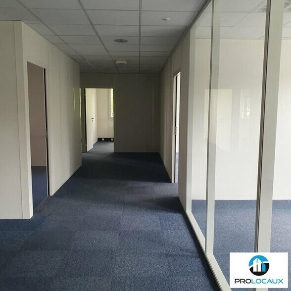 Flex in Meylan for lease - Interior Photo - Image 1 of 9