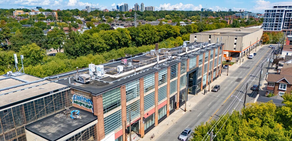 950 Dupont St, Toronto, ON à louer - Photo du bâtiment - Image 3 de 8