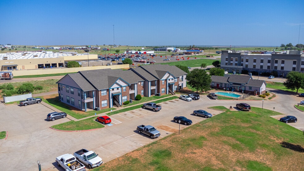 300 Madison Ave, Childress, TX for sale - Building Photo - Image 2 of 42