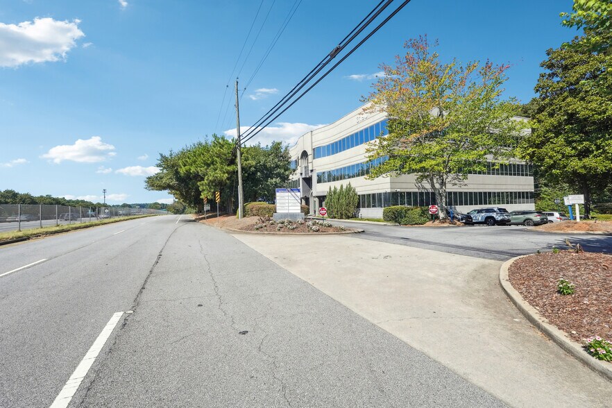 3190 Northeast Expy, Chamblee, GA à louer - Photo du bâtiment - Image 3 de 10