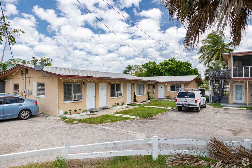 3137-3181 Bayshore Dr, Naples, FL à vendre - Photo du bâtiment - Image 1 de 4
