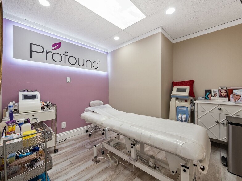 18345 Ventura Blvd, Tarzana, CA à louer - Photo intérieure - Image 3 de 30