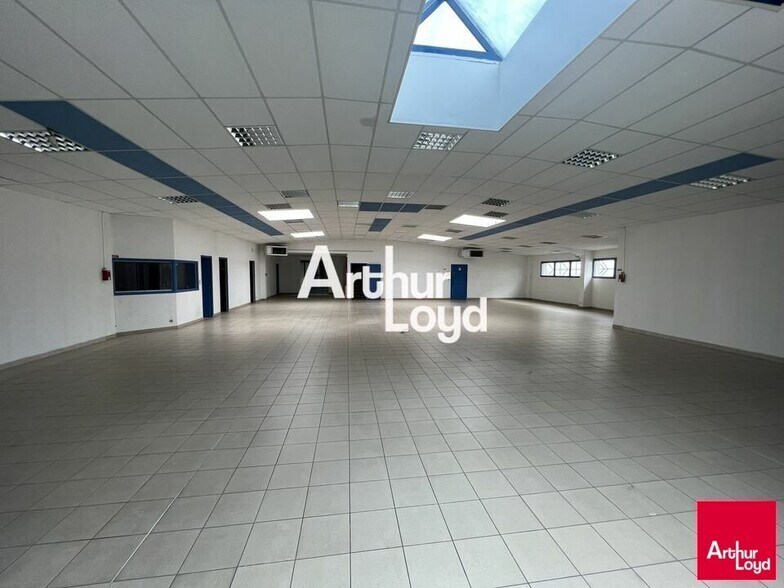 Flex in Saint-Jacques-de-la-Lande for lease - Interior Photo - Image 3 of 6