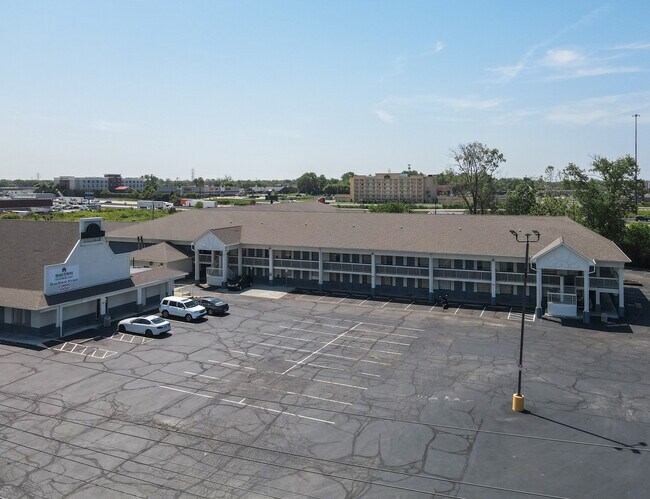 Plus de détails pour 5151 Elmwood Ave, Indianapolis, IN - Services hôteliers à vendre