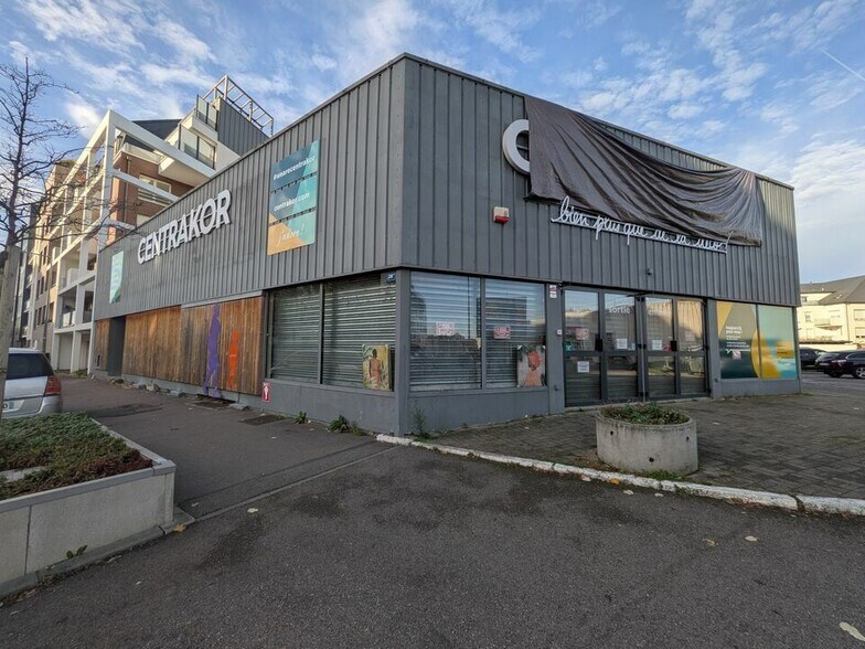 Retail in Rouen for lease - Building Photo - Image 3 of 3