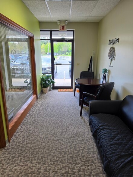 5815 E Riverside Blvd, Rockford, IL for lease - Interior Photo - Image 2 of 12