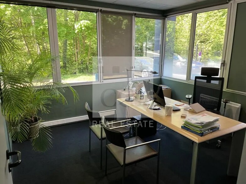 Bureau dans Lissieu à vendre - Photo du bâtiment - Image 1 de 12