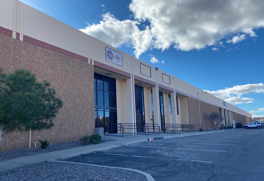 11540 Pellicano Dr, El Paso, TX à louer - Photo du bâtiment - Image 2 de 4