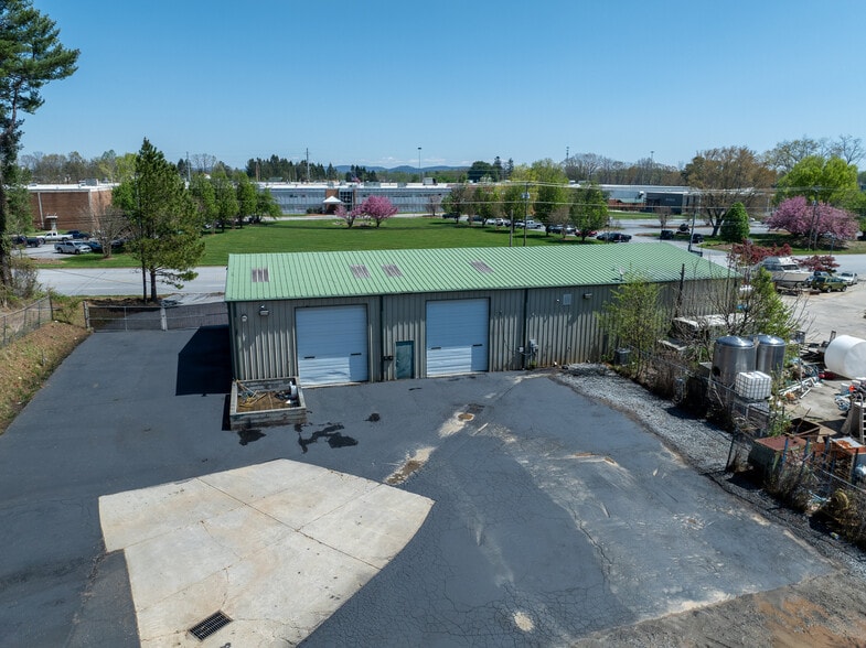 2997 Spartanburg Hwy, East Flat Rock, NC for lease - Building Photo - Image 3 of 26