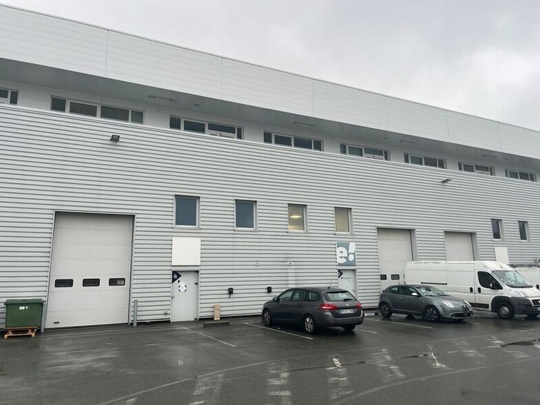 Flex in Floirac for lease - Building Photo - Image 1 of 8
