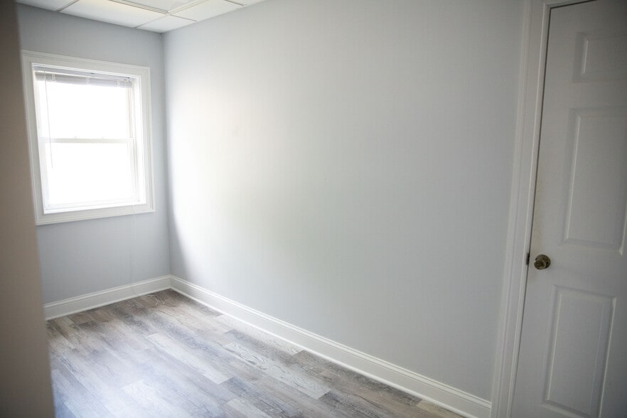 285 W Main St, Sayville, NY à louer - Photo du bâtiment - Image 3 de 5