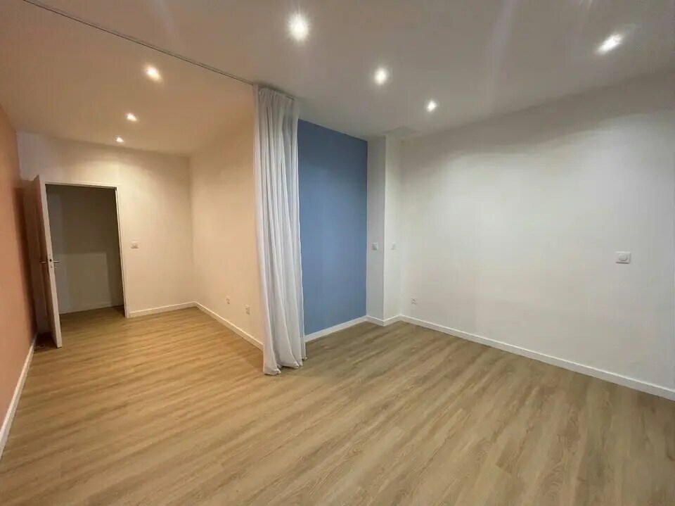 Retail in Sainte-Maxime for lease Interior Photo- Image 1 of 4