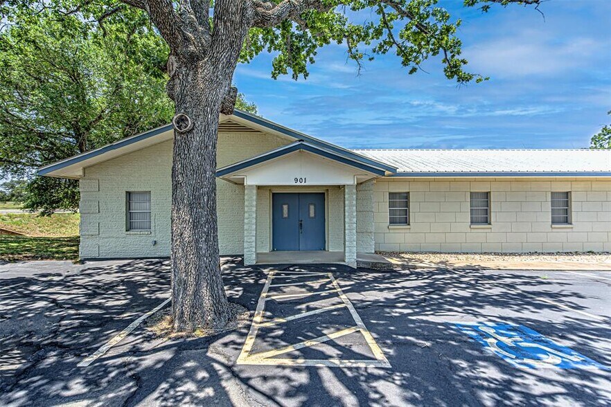 901 Lillian Dean, Buchanan Dam, TX à vendre - Photo du bâtiment - Image 2 de 9