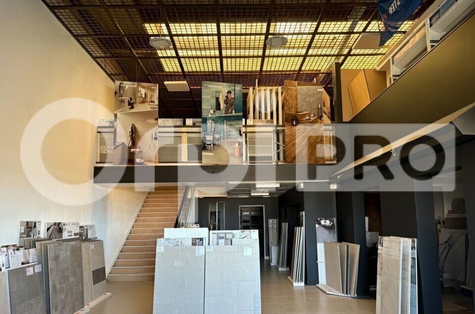 Retail in Boissise-le-Roi for lease Interior Photo- Image 1 of 5