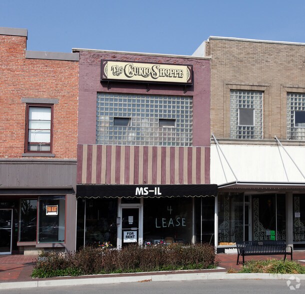 105 N Broadway St, Greensburg, IN à vendre - Photo du bâtiment - Image 2 de 2