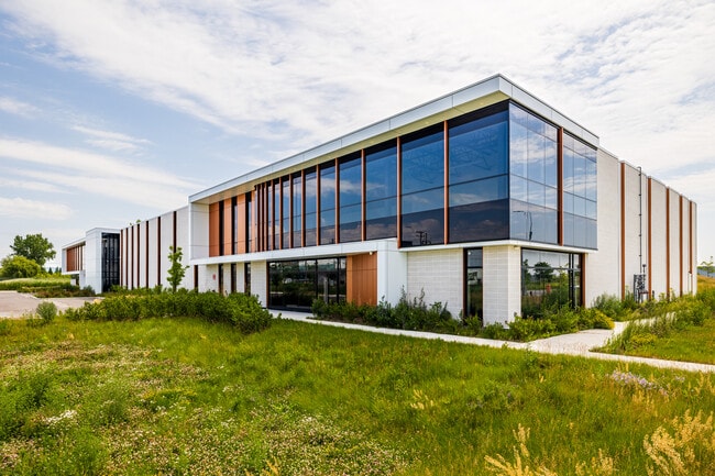 Plus de détails pour 6301 Rte De L'aéroport, Saint-hubert, QC - Industriel à vendre