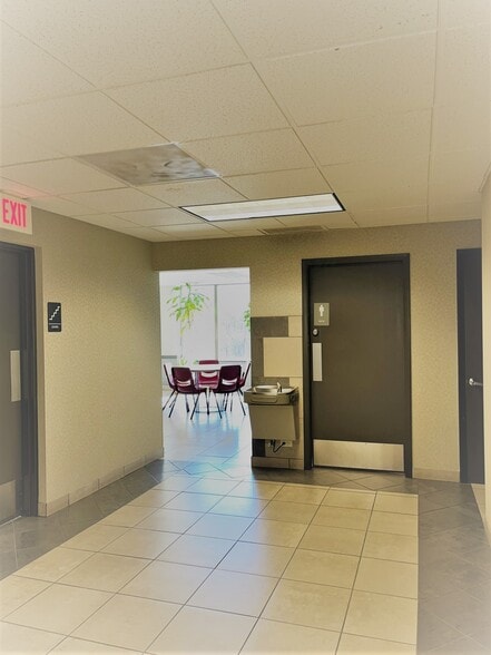 960 Rand Rd, Des Plaines, IL for lease - Building Photo - Image 2 of 12