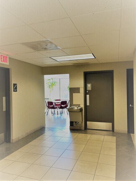 960 Rand Rd, Des Plaines, IL à louer - Photo du bâtiment - Image 3 de 13