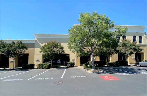 205-245 Foss Creek Cir, Healdsburg, CA à vendre Photo du bâtiment- Image 1 de 67