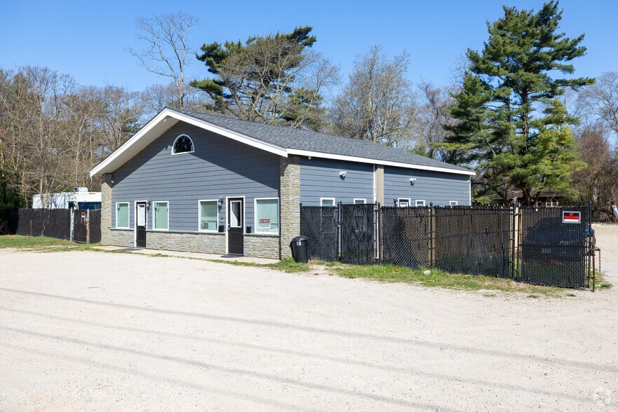 2801 Montauk Hwy, Brookhaven, NY for lease - Primary Photo - Image 1 of 7