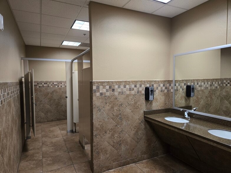 401 SW 80th St, Oklahoma City, OK à louer - Photo du bâtiment - Image 3 de 4
