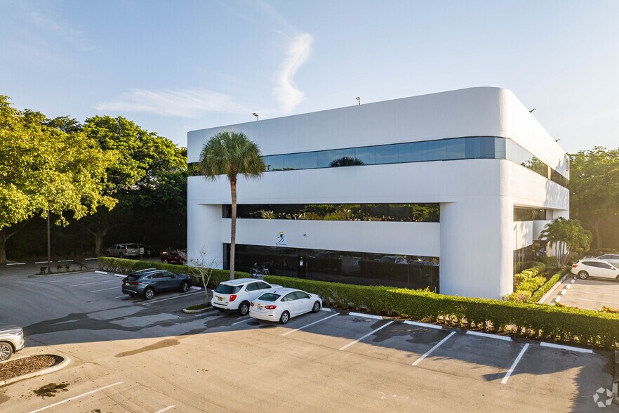 3275 W Hillsboro Blvd, Deerfield Beach, FL à louer - Photo du bâtiment - Image 2 de 12