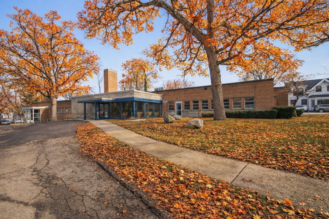 833 Lake Dr SE, Grand Rapids, MI for sale Primary Photo- Image 1 of 24