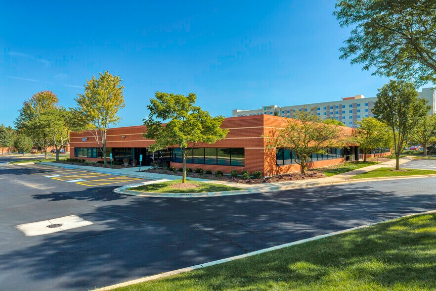 1811 Centre Point Cir, Naperville, IL à louer - Photo du bâtiment - Image 2 de 12