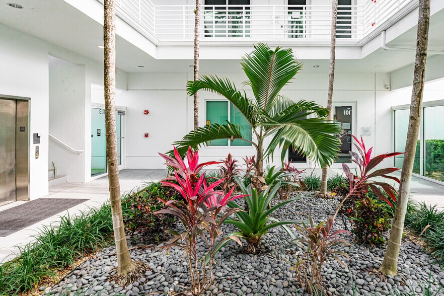 3113 Stirling Rd, Fort Lauderdale, FL à louer - Hall d’entrée - Image 2 de 7