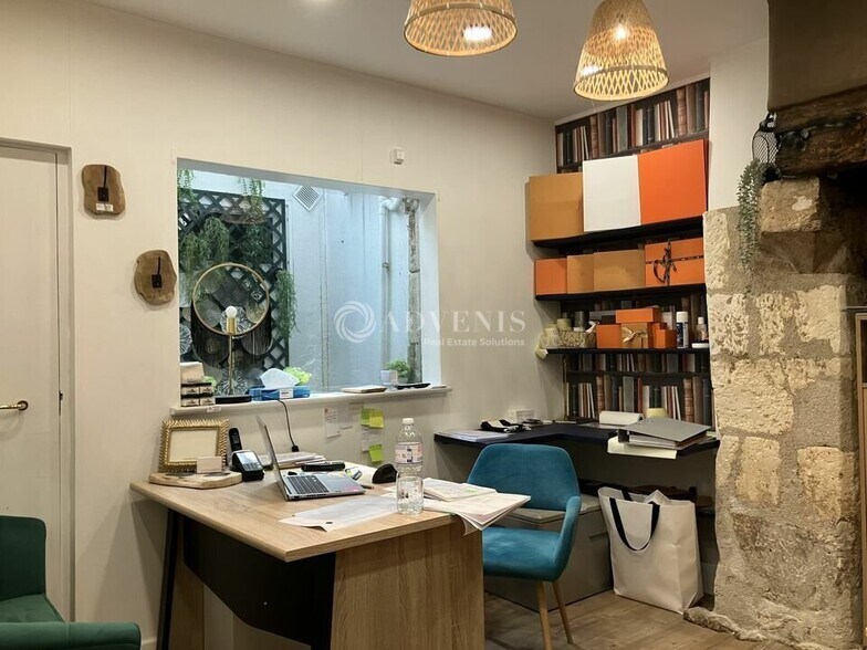 Retail in Bourges for sale - Interior Photo - Image 2 of 3