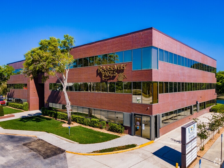 12425 28th St N, Saint Petersburg, FL à louer - Photo du bâtiment - Image 2 de 9