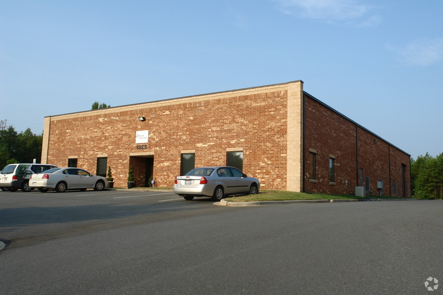 1325 Center Park Dr, Charlotte, NC for lease - Primary Photo - Image 1 of 6