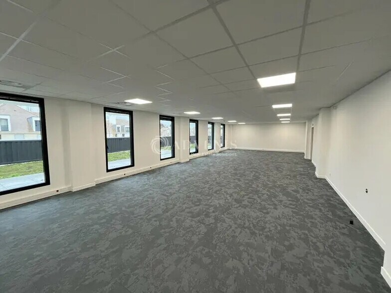 Office in Plaisir for lease - Interior Photo - Image 3 of 8