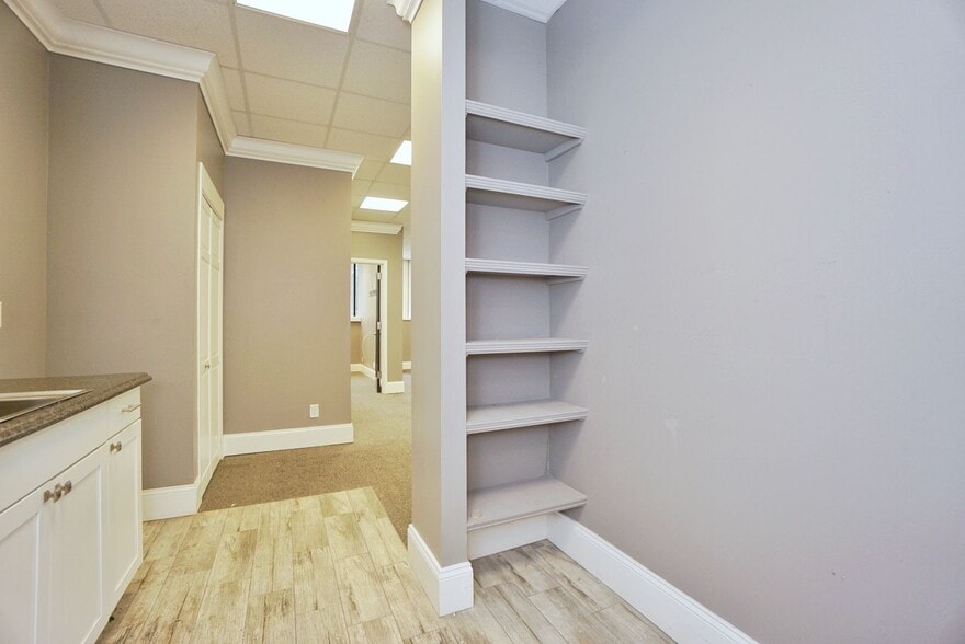 260 Christopher Ln, Staten Island, NY for lease - Interior Photo - Image 3 of 26