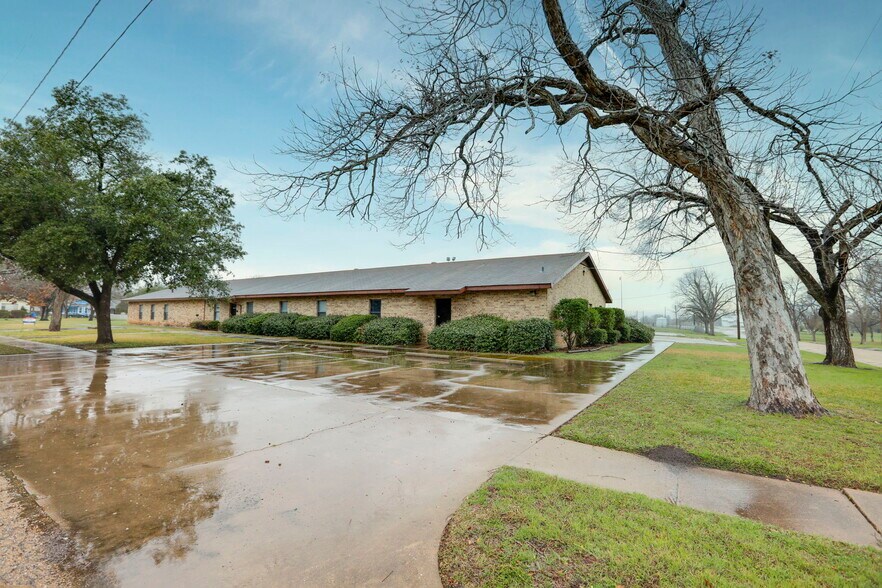 602 W 12th St, Taylor, TX à louer - Photo du bâtiment - Image 3 de 31