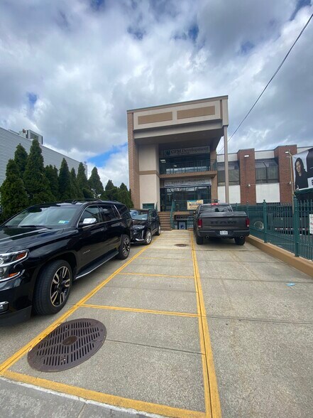 150-33 14th Ave, Whitestone, NY à louer - Photo du bâtiment - Image 2 de 3