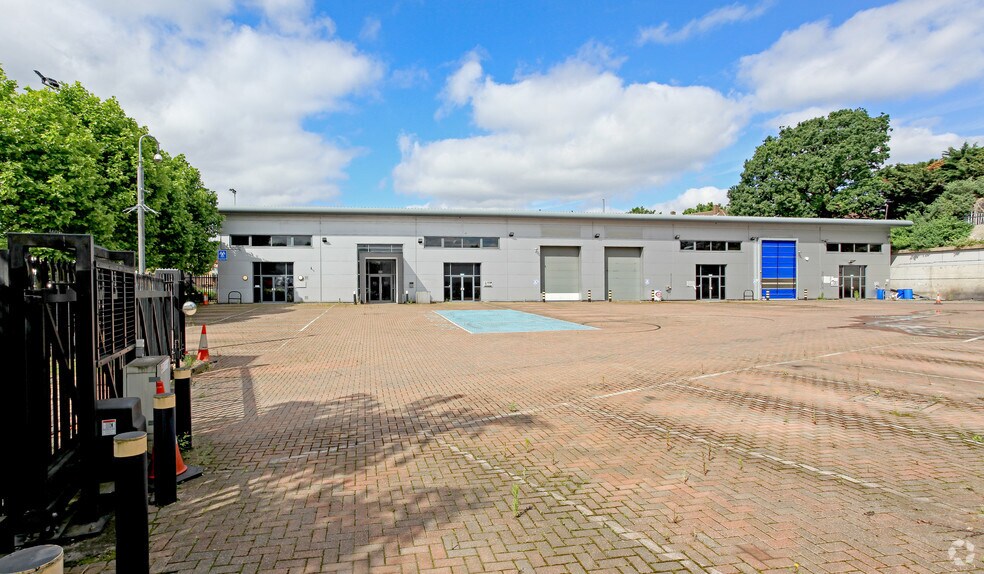 Victoria Rd, Londres à louer - Photo du bâtiment - Image 2 de 2