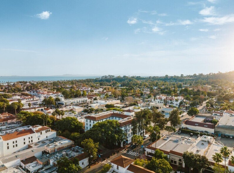527-537 State St, Santa Barbara, CA à louer - Photo du bâtiment - Image 2 de 63